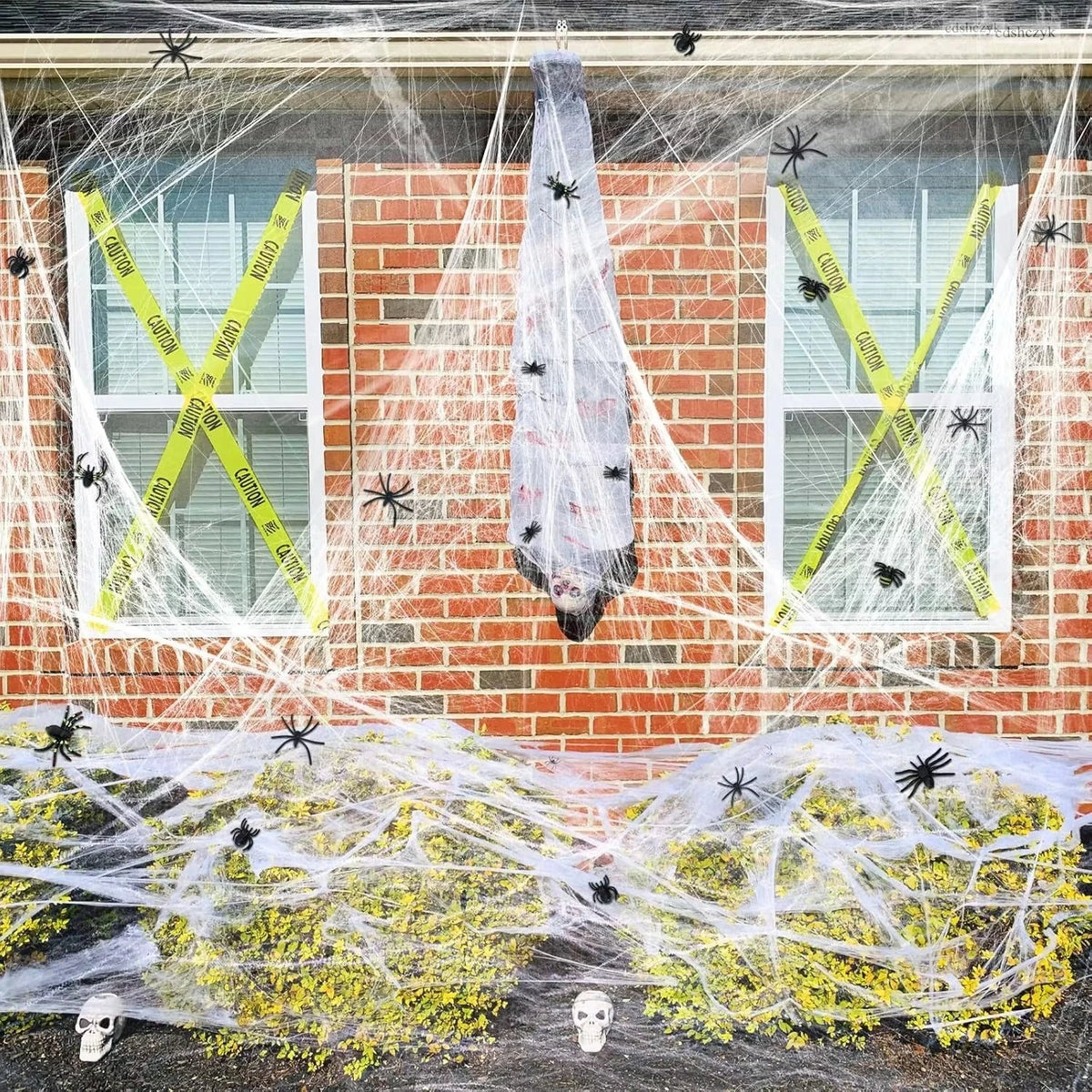 Stretchable Spider Web Halloween Decor - Covers up to 200 sq ft (18.6 m²) with 9 Fake Spiders, Reusable Cobwebs for Haunted House and Party