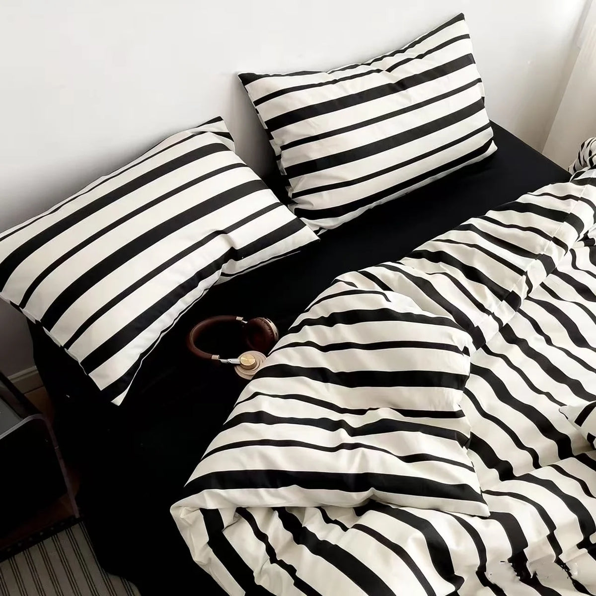 3-Piece Striped Fitted Sheet Set with Elastic Anti-Slip Skirt — 1 Fitted Sheet + 2 Pillowcases, Multiple Sizes (100–220 cm / 39–87 in)
