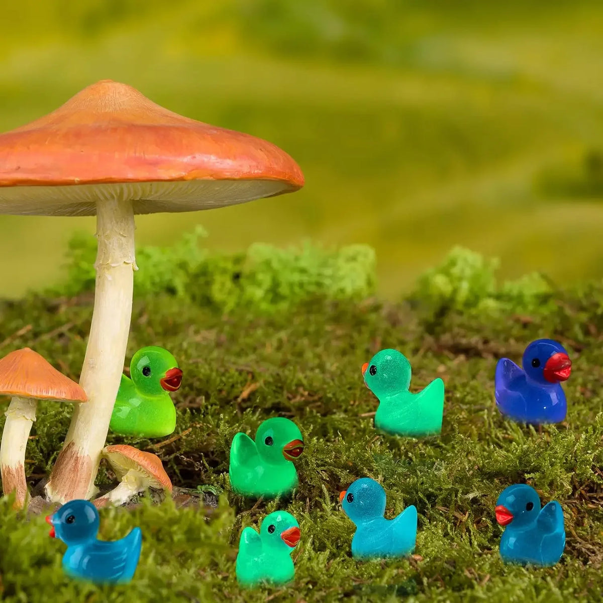 Glow-in-the-Dark Mini Duck Figurines – 50 or 100-Pack Resin Fairy Garden Decor for Moss Micro Landscape