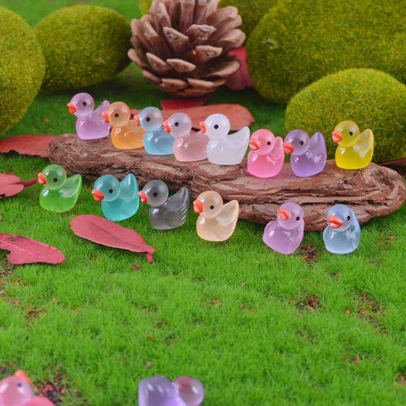 Glow-in-the-Dark Mini Duck Figurines – 50 or 100-Pack Resin Fairy Garden Decor for Moss Micro Landscape