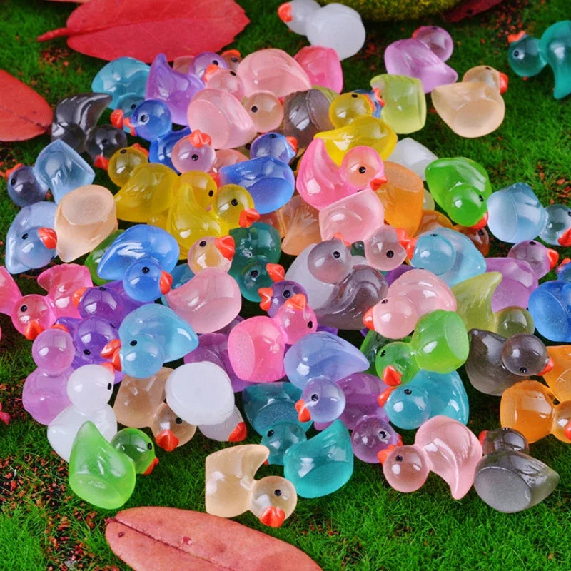 Glow-in-the-Dark Mini Duck Figurines – 50 or 100-Pack Resin Fairy Garden Decor for Moss Micro Landscape