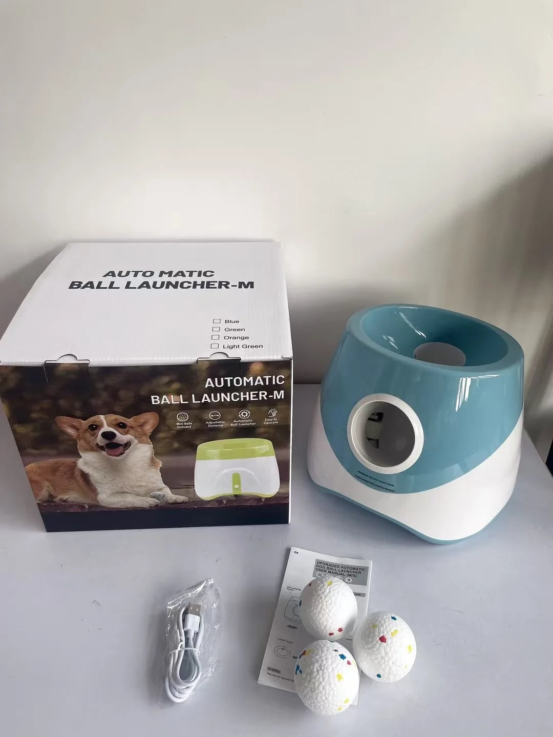 FanzyMarket automatic dog ball launcher with blue design, rechargeable USB, designed for medium and large dogs with 5.8 cm tennis balls.