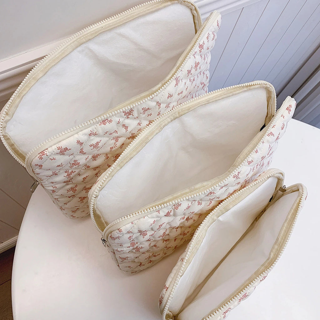 Chic Quilted Flower Print Laptop Sleeve – 11/13/15-Inch (28/33/38 cm) Padded Protective Case for Women & Unisex