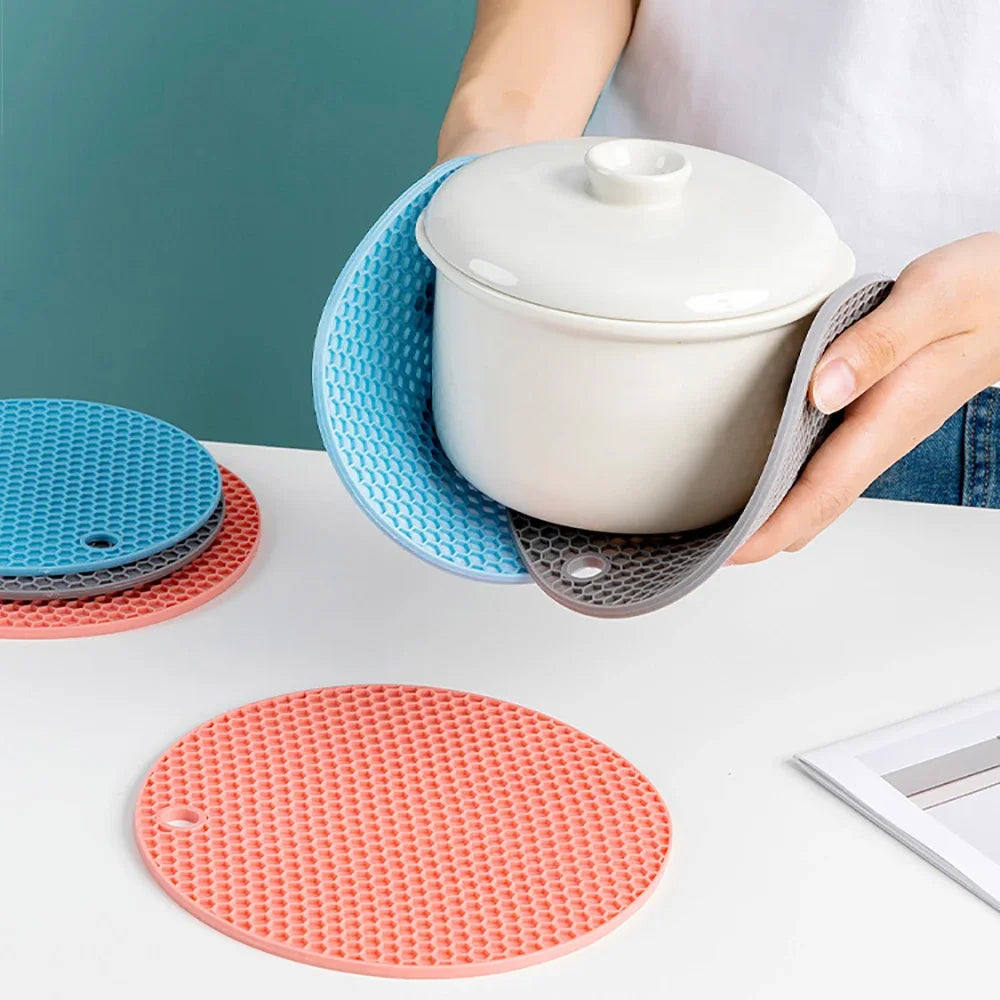 Multifunctional Silicone Round Table Mat – Heat-Resistant Honeycomb Coaster & Pot Holder, Non-Slip Trivet with Hanging Hole