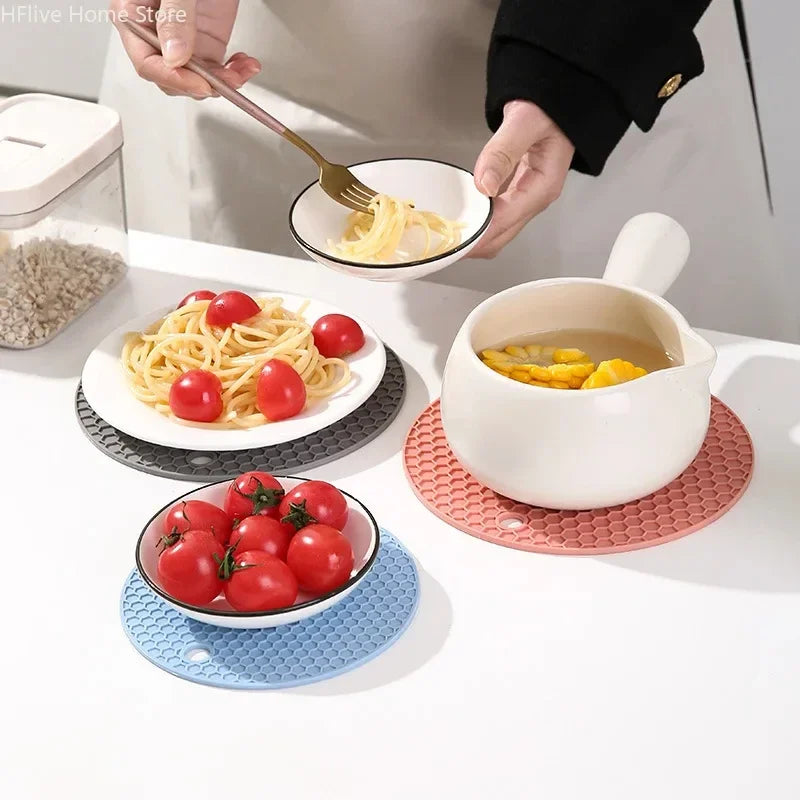 Multifunctional Silicone Round Table Mat – Heat-Resistant Honeycomb Coaster & Pot Holder, Non-Slip Trivet with Hanging Hole