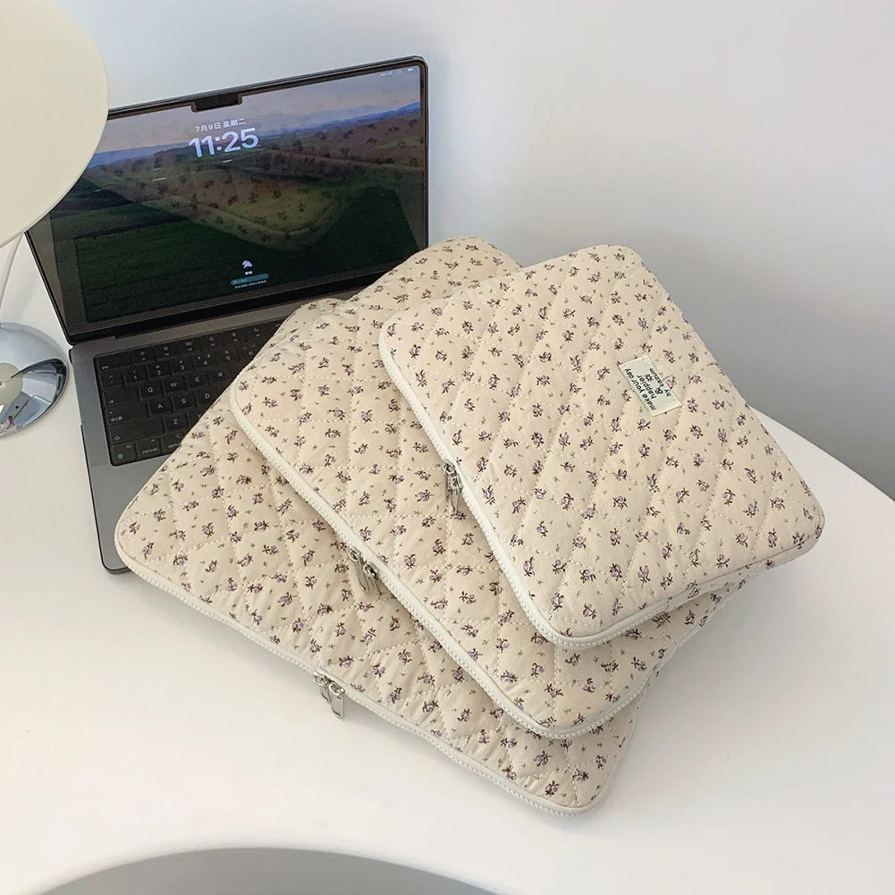 Flower Print Quilted Laptop Sleeve – Padded Laptop & Tablet Case for 11–15 Inch (280–390 mm)