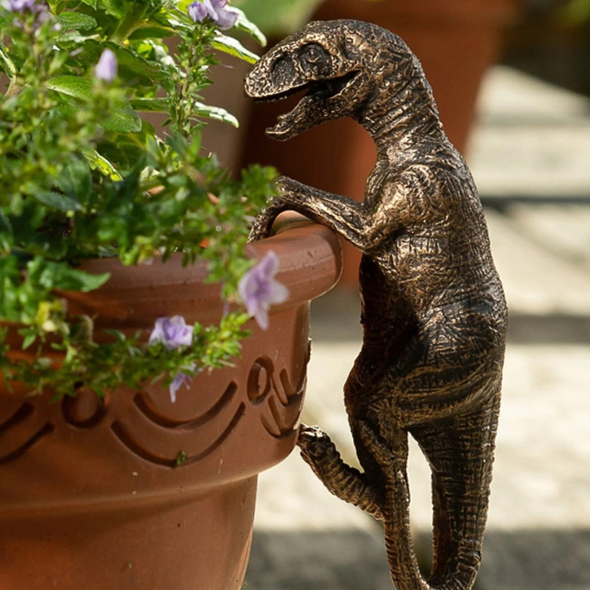 Resin Climbing Dinosaur Plant Pot Ornament, Mini Dinosaur Decoration for Flower Pots & Vases, Halloween Garden Accent