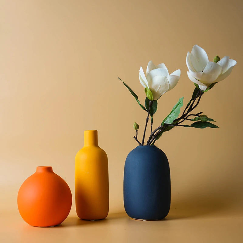 Nordic Ceramic Tabletop Vase — Modern Minimalist Flower Vase for Dried & Fresh Flowers, Shelf & Dining Room Decor