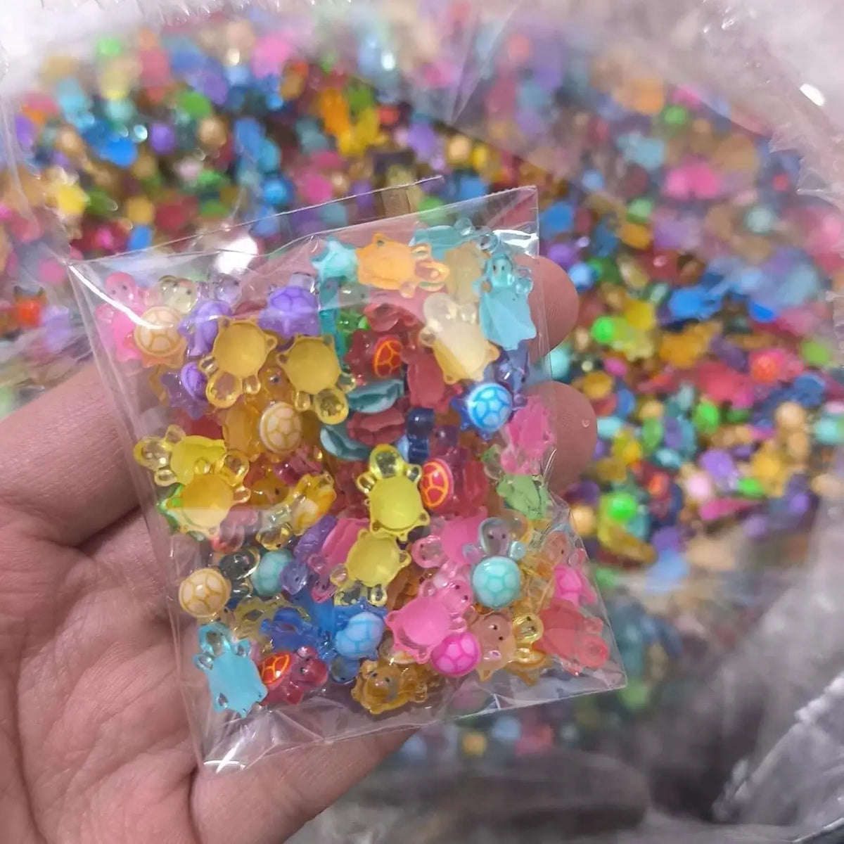 50/100-Pack Mini Glow-in-the-Dark Turtle Ornaments – Luminous Resin Miniatures for Fairy Garden, Terrarium, Home Decor and Crafts