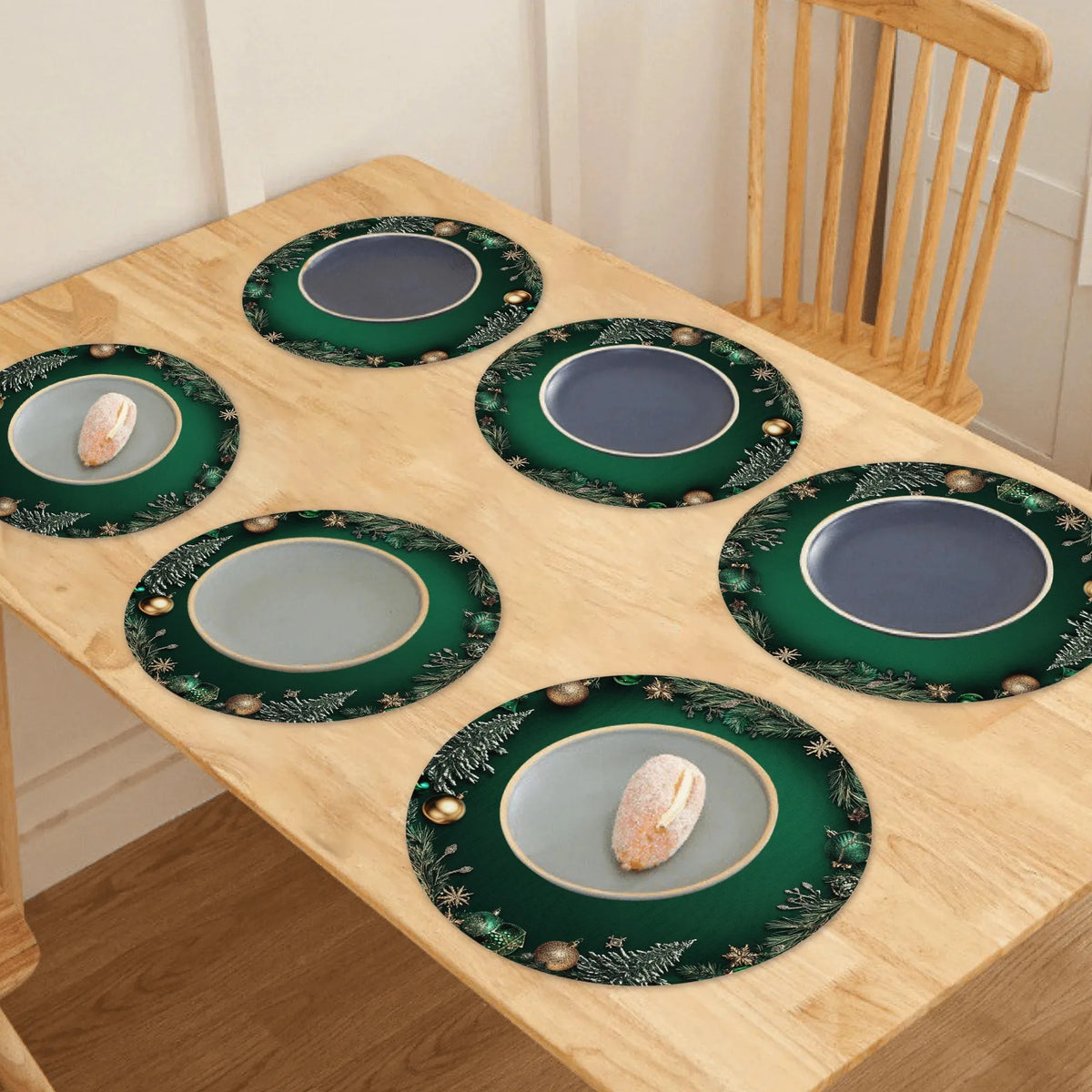 Christmas Round Placemat Coasters 4/6/10-Pack for Dining Room, Kitchen & Parties
