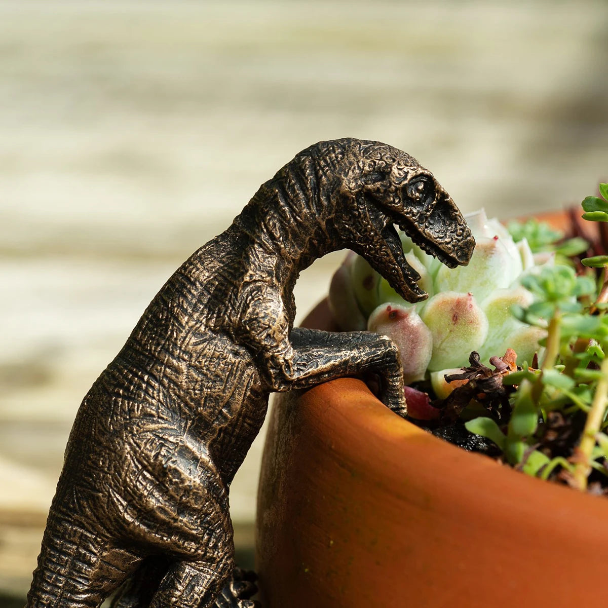 Resin Climbing Dinosaur Plant Pot Ornament, Mini Dinosaur Decoration for Flower Pots & Vases, Halloween Garden Accent