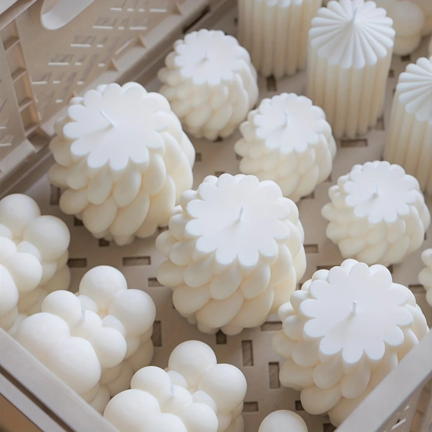 1-Pack Geometric Wave Twisted Silicone Candle Mold – Abstract Striped Column for DIY Scented Candles