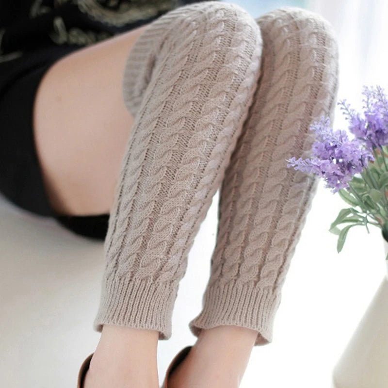 Women's knit leg warmers by FanzyMarket, 40 cm long crochet boot cuffs in black and white for autumn winter wear.