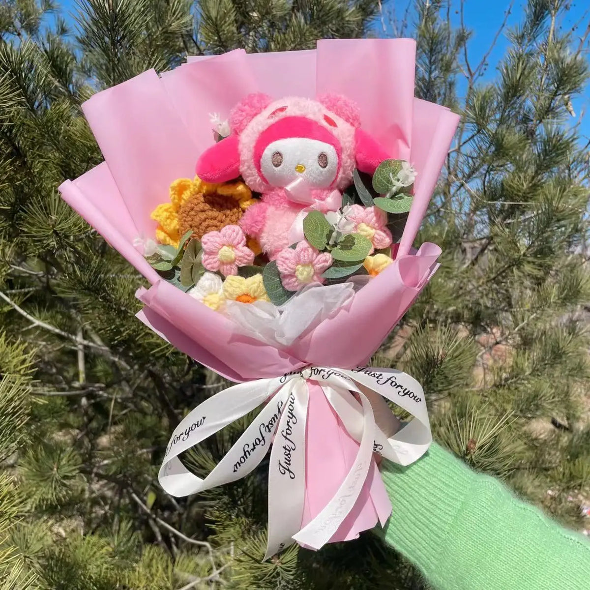 Kawaii FanzyMarket cat plush doll bouquet with artificial flowers, cute soft toy gift for Valentine, birthday, or graduation.