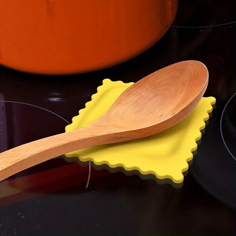 FanzyMarket cartoon biscuit-shaped silicone spoon rest, heat-resistant and non-slip kitchen holder for protecting countertops.
